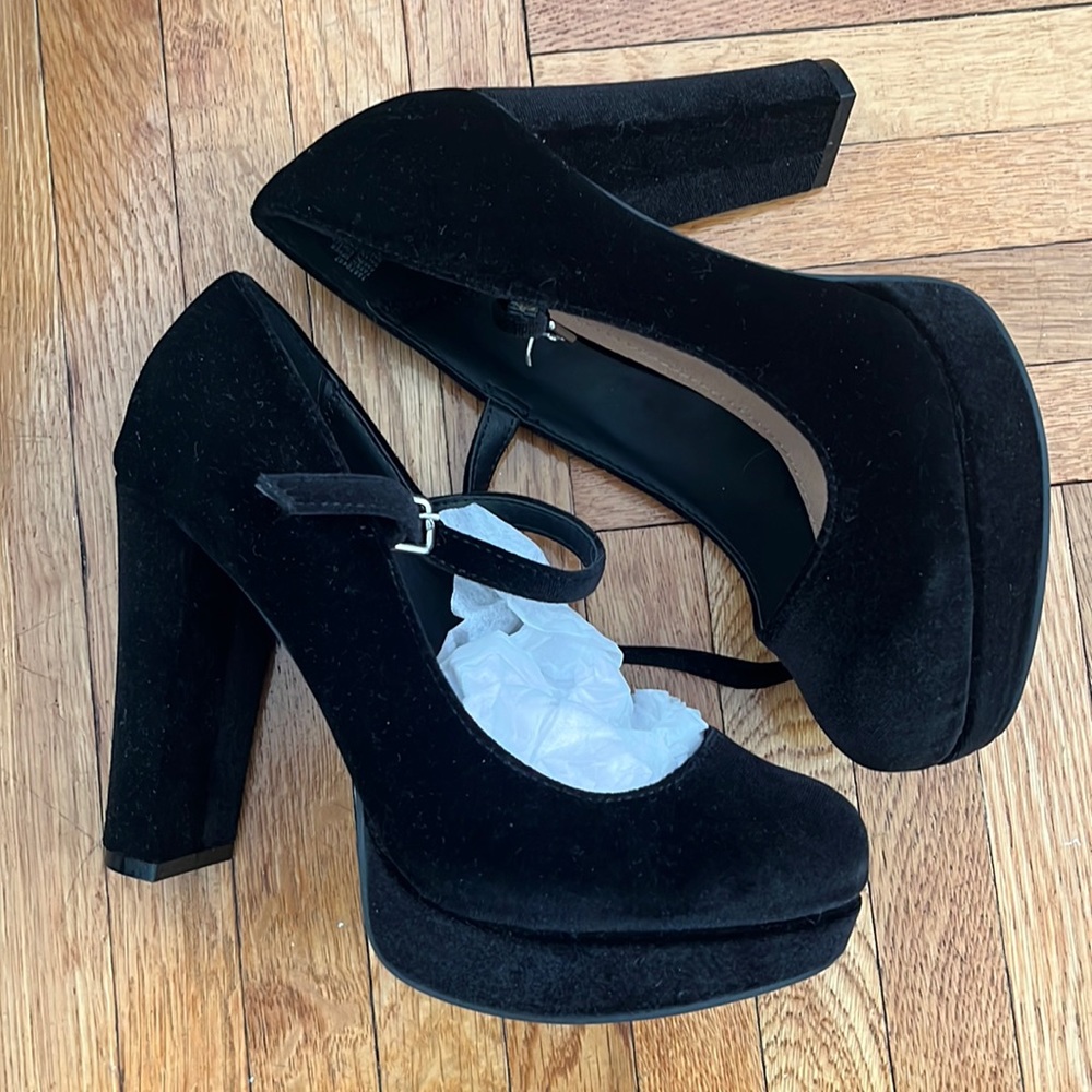 New, never worn Mary Jane pumps size 7.5 W